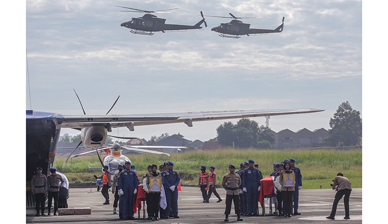 Kapolri Pimpin Upacara Penyerahan 2 Jenazah Korban Helikopter Jatuh - Bagian 3