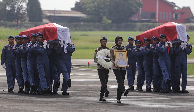 Kapolri Pimpin Upacara Penyerahan 2 Jenazah Korban Helikopter Jatuh - Bagian 1