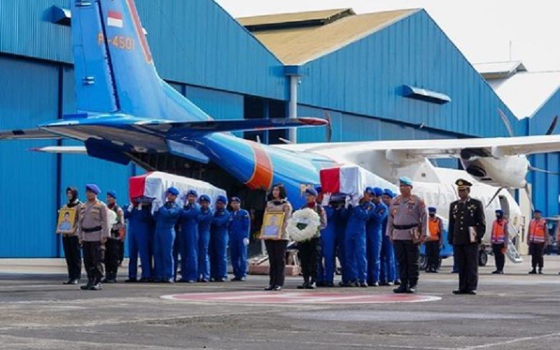 title Jenazah Korban Helikopter Polri Jatuh Dimakamkan di Serang Jenazah Korban Helikopter Polri Jatuh Dimakamkan di Serang
