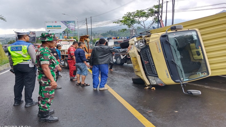 Diduga Rem Blong, Mobil Boks Pengangkut Logistik Gempa Cianjur Terguling