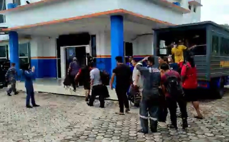 Penampakan 17 Awak MV Serasi I Tiba di Muntok Usai Kapalnya Tenggelam 