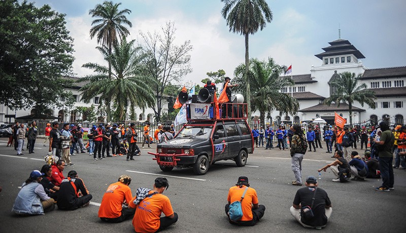 Aksi Buruh Tuntut Kenaikan Upah Sebesar 12 Persen