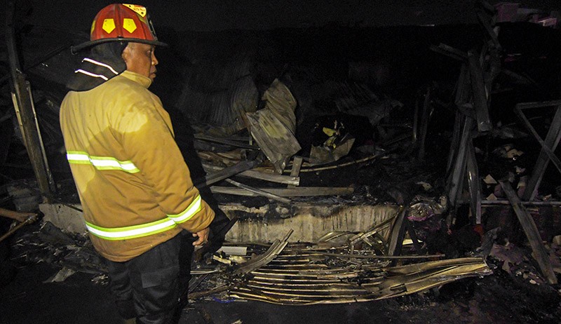 Pasar Terbesar di Kota Palu Ludes Terbakar, Kerugian Miliaran Rupiah - Bagian 2