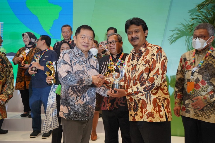 SINDOnews Terima Penghargaan Indonesia's SDGs Action Awards 2022 dari Bappenas