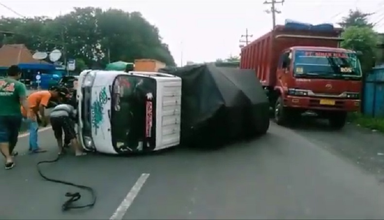 Truk Sabun Terguling di Sidoarjo, Lalu Lintas Mojokerto-Surabaya Macet Panjang
