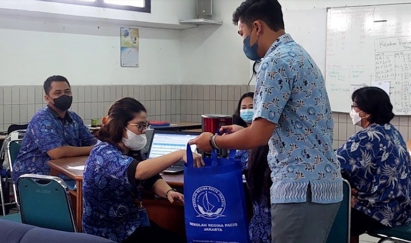 Salurkan Bantuan Korban Gempa Cianjur, Ini Harapan Wali Murid Siswa Sekolah Regina Pacis