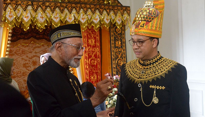 Anies Baswedan Pakai Baju Adat Bertemu Wali Nanggroe Aceh dan Para Ulama - Bagian 2