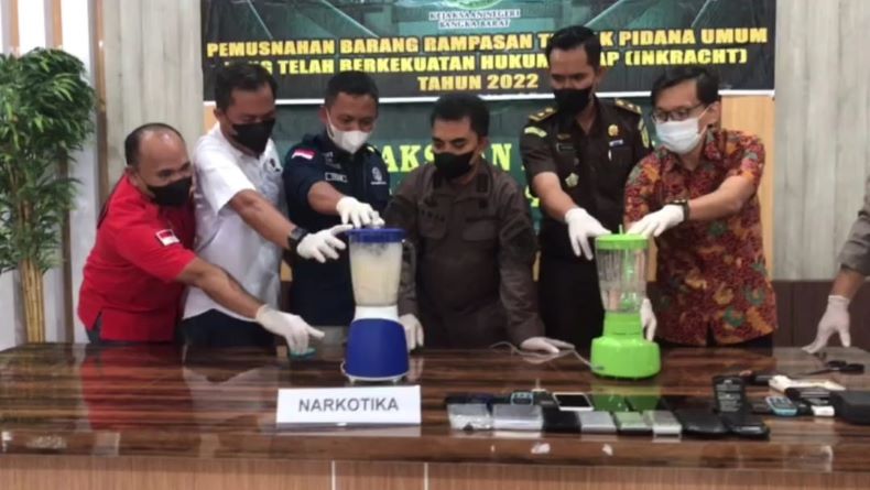 Musnahkan Barang Bukti, Kejari Bangka Barat Blender Ratusan Gram Sabu