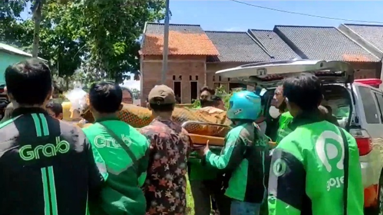 Isak Tangis Iringi Pemakaman Driver Ojol Tewas Ditusuk Selingkuhan Istri di Bondowoso