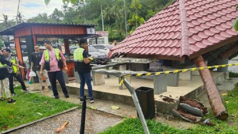 Gazebo di Bandara Pattimura Ambon Roboh Diterpa Angin Kencang, 1 Orang Terluka