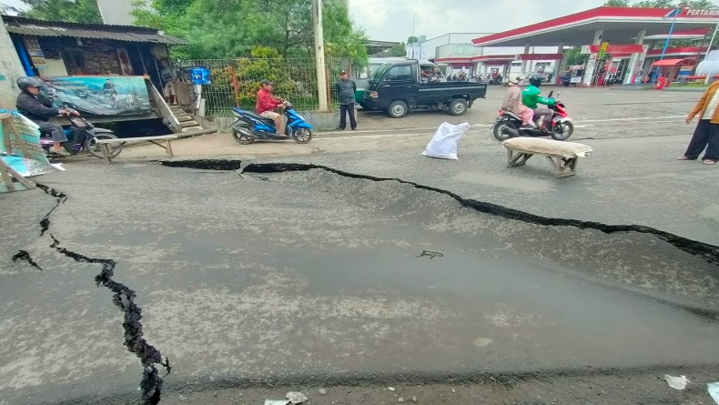 Jembatan di Jalan Cibolerang Bandung Ambles, Kendaraan Dialihkan ke Sadang Buntu 