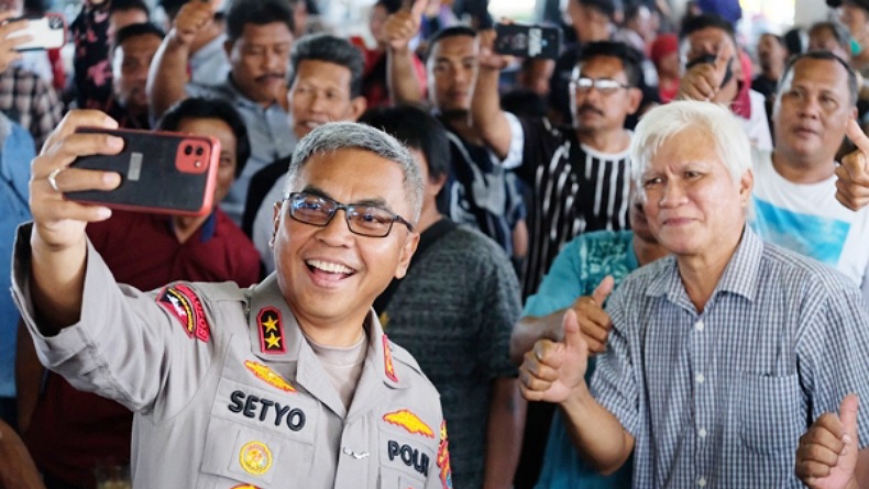 title Kapolda Sulut Dengarkan Curhatan Pedagang Pasar Bersehati Manado Kapolda Sulut Dengarkan Curhatan Pedagang Pasar Bersehati Manado