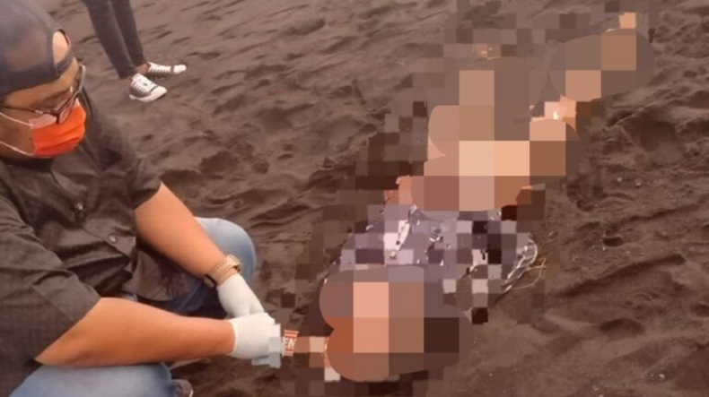 Mayat Pria Tanpa Identitas Ditemukan Terdampar di Pantai Bambang Lumajang, Ini Cirinya