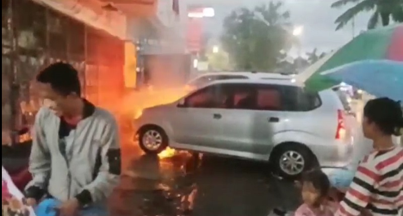 Minibus Terbakar saat Diparkir di Depan Ruko, Diduga Korsleting