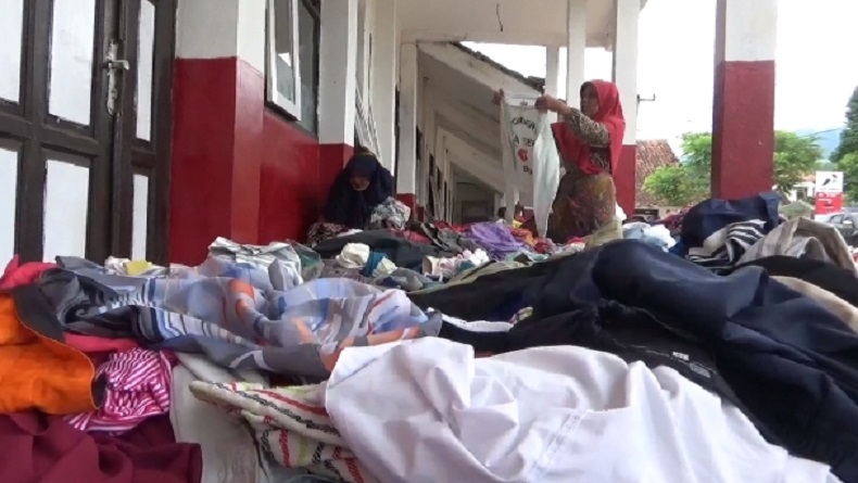 Pakaian Layak Pakai Menggunung di Cianjur, Korban Gempa Bebas Pilih Baju untuk Ganti