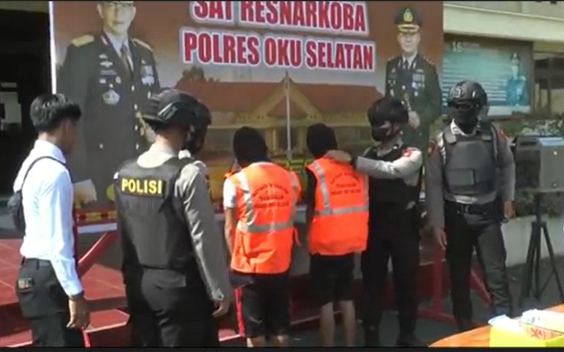 title Petani Simpan Puluhan Paket Sabu di Rumah, Menangis saat Ditangkap Polisi  Petani Simpan Puluhan Paket Sabu di Rumah, Menangis saat Ditangkap Polisi
