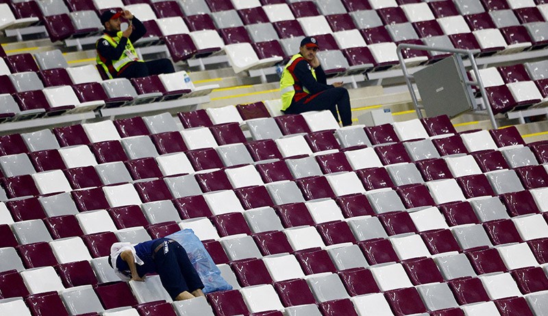 Gerak Cepat Suporter Jepang Angkut Sampah di Dalam Stadion Khalifa - Bagian 4