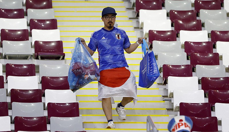 Gerak Cepat Suporter Jepang Angkut Sampah di Dalam Stadion Khalifa - Bagian 1
