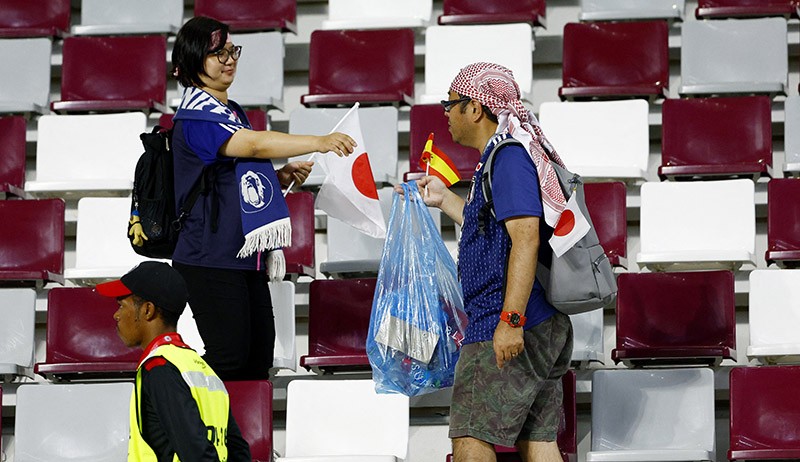 Gerak Cepat Suporter Jepang Angkut Sampah di Dalam Stadion Khalifa - Bagian 3