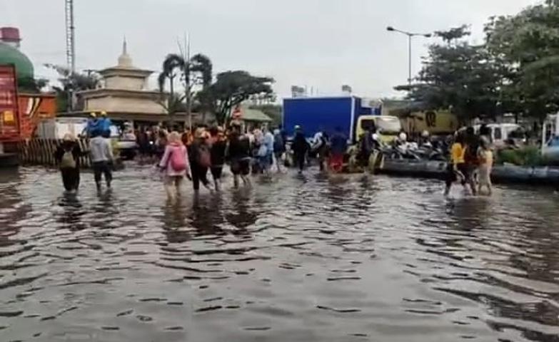 Banjir Rob Kepung Pelabuhan Tanjung Emas Semarang, Arus Lalu Lintas Tersendat