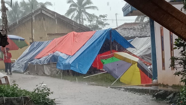 Penuhi Kebutuhan Biologis Pengungsi Gempa Cianjur, Warga Pasang Tenda Romantis
