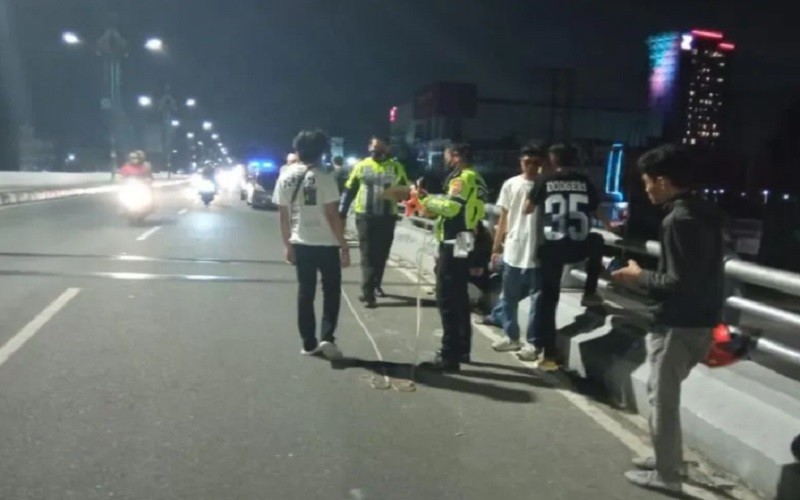 2 Remaja Pekanbaru Tewas Ditabrak Mobil saat Nongkrong di Flyover