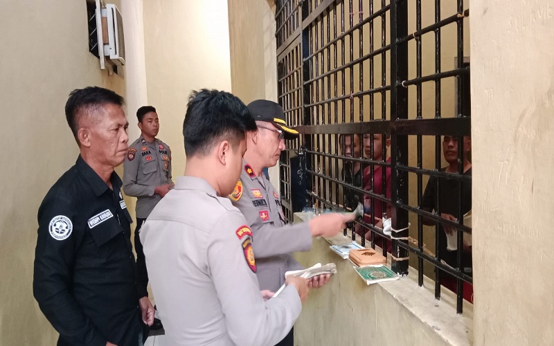 Polres Pagaralam Bagikan Buku Agama ke Tahanan agar Berpikir Jernih Sebelum Bertindak 