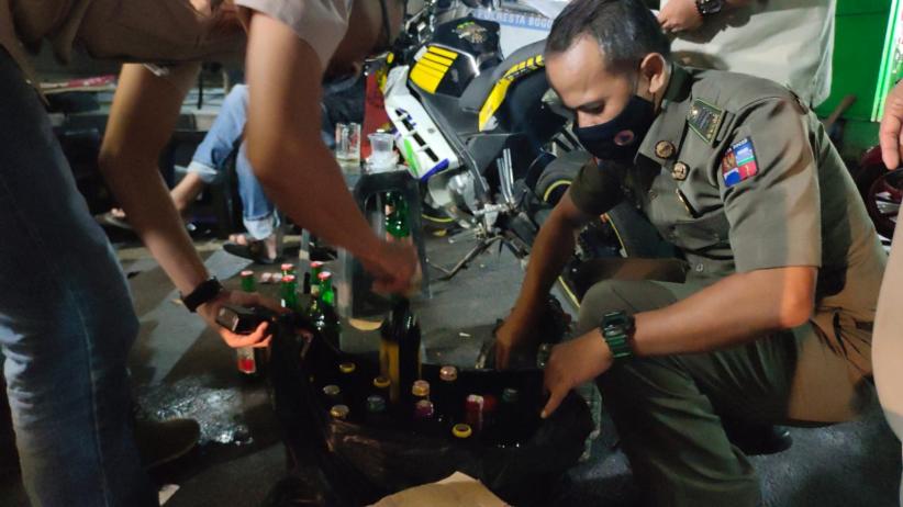 Polisi Sita Miras Ilegal di Bogor, Penjual Diberi Peringatan Keras