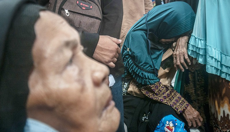 Sejumlah Warga Pingsan saat Berdesakan Ambil BLT di Rangkasbitung - Bagian 2