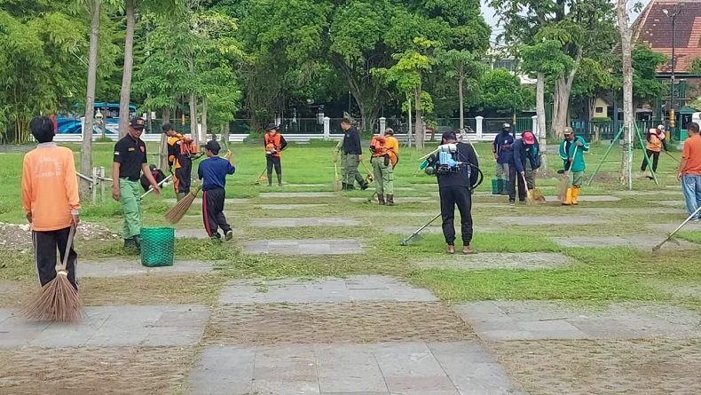 title Jelang Jokowi Mantu, Personel Kelurahan Kerja Bakti di Pura Mangkunegaran Solo Jelang Jokowi Mantu, Personel Kelurahan Kerja Bakti di Pura Mangkunegaran Solo