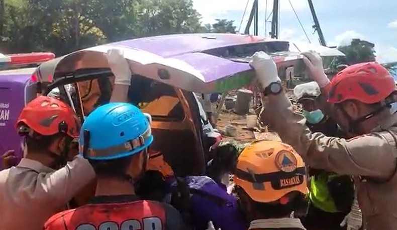 1 Korban Tertimbun Longsor Gempa Cianjur Ditemukan, Perempuan Berkerudung Hitam