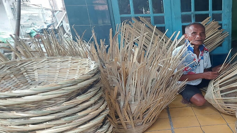 Tergilas Zaman, Jumlah Perajin Keranjang Bambu di Pemalang Tersisa Segelintir