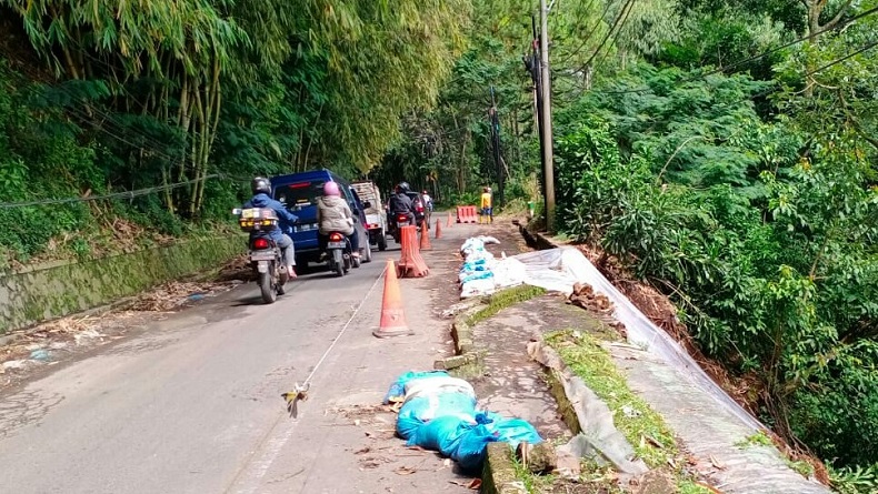 Jalan Alternatif ke Lembang Satu Lajur, Wisatawan Diminta Hati-hati