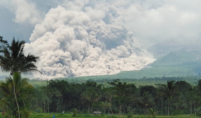 Abu Vulkanis Mengarah ke Barat Daya, Erupsi Gunung Semeru Tak Ganggu Penerbangan 