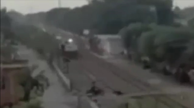 Viral Aksi Heroik Penjaga Pelintasan Kereta Selamatkan Pemotor di Lamongan