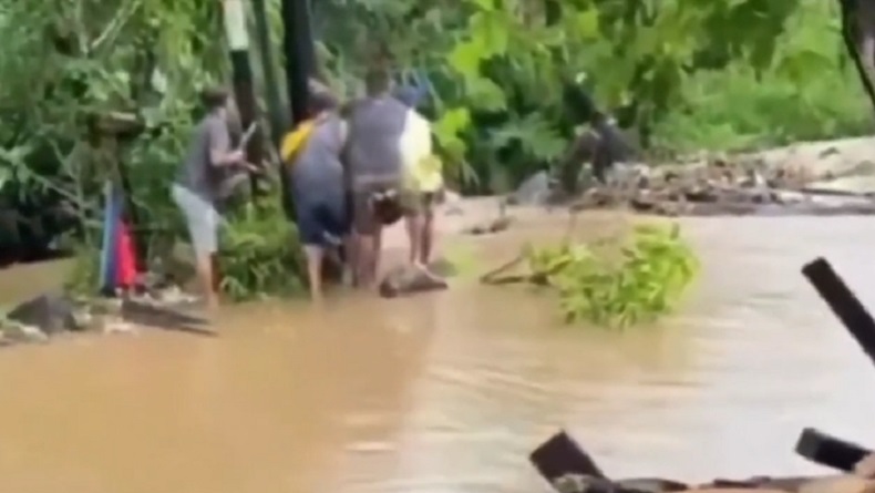 Banjir Terjang Gianyar Bali, Motor Nekat Melintas Terseret Arus