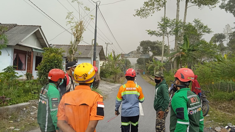 Desa Supiturang Gelap akibat Erupsi Gunung Semeru, 16 Santri Belum Terevakuasi 