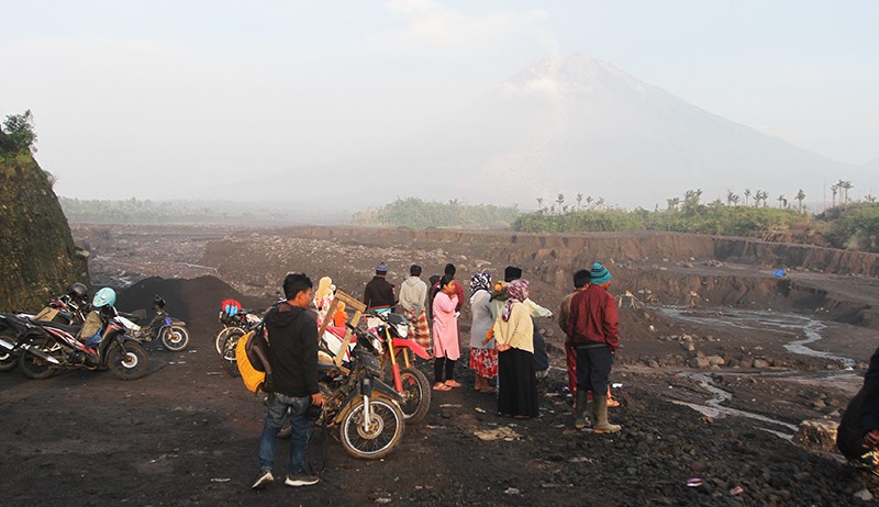 Jalur Aliran Awan Panas Gunung Semeru Jadi Tontonan Warga - Bagian 1