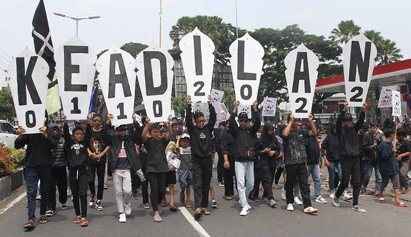 Pengusutan Tragedi Kanjuruhan Lambat, Aremania Blokir Jalan Selama 2 Jam - Bagian 1