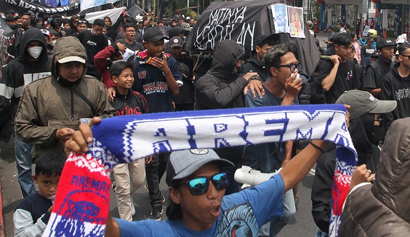 Pengusutan Tragedi Kanjuruhan Lambat, Aremania Blokir Jalan Selama 2 Jam - Bagian 2