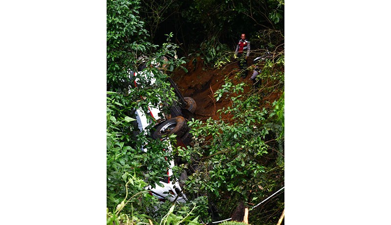 Foto Bus Pariwisata Masuk Jurang 50 Meter di Magetan - Bagian 2