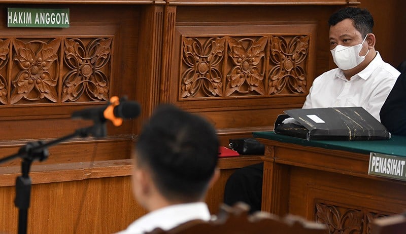 Senyum Lebar Kuat Maruf Sambil Acungkan Jari Hati - Bagian 2