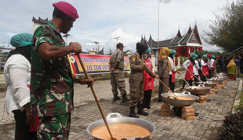 Warga Sumatera Barat Kirim 10 Ton Rendang untuk Korban Gempa Cianjur - Bagian 2