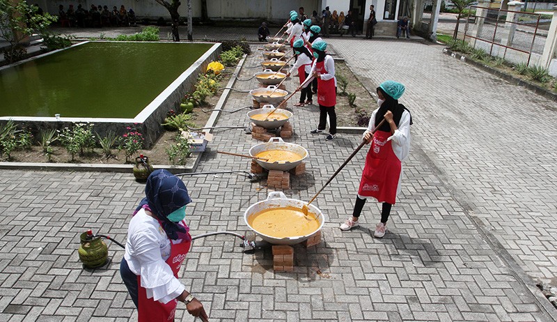 Warga Sumatera Barat Kirim 10 Ton Rendang untuk Korban Gempa Cianjur - Bagian 1