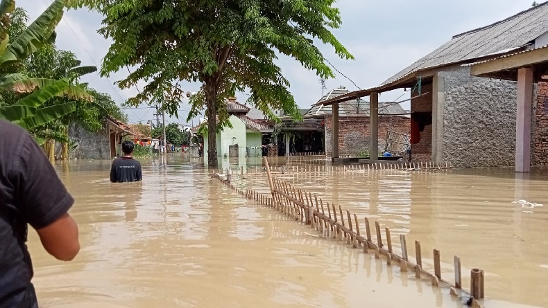 Banjir di Karawang Meninggi, Polisi Evakuasi Warga ke Pengungsian
