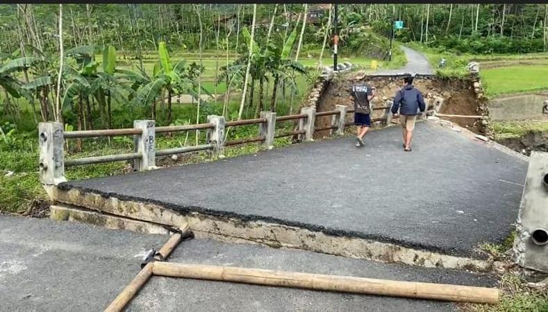  Diterjang Banjir, Jembatan Penghubung Antarkecamatan di Banjarnegara Ambruk 