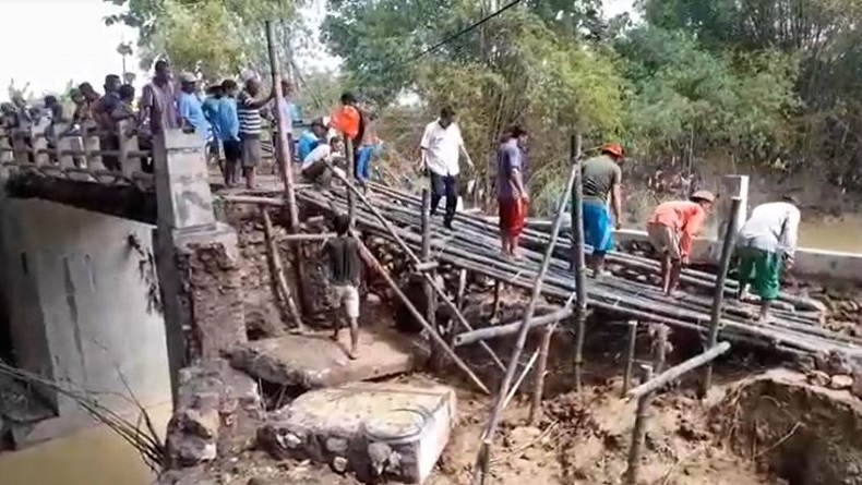 title Jembatan Longsor Diterjang Banjir, Warga di Blora Bangun Akses Darurat Jembatan Longsor Diterjang Banjir, Warga di Blora Bangun Akses Darurat