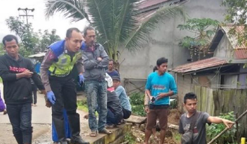 Mayat Mengambang di Parit Jalan Trans Kalimantan, Diduga Laka Tunggal Terpental dari Motor