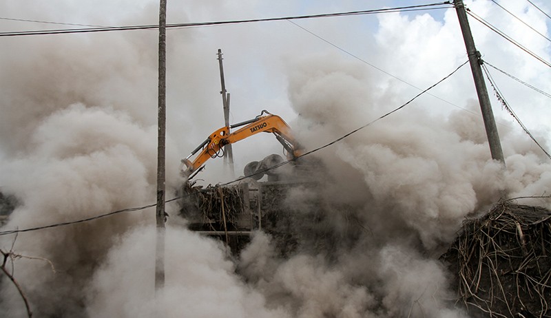 Jalan dan Jembatan Tertutup Material Vulkanik Gunung Semeru Mulai Dibersihkan - Bagian 2