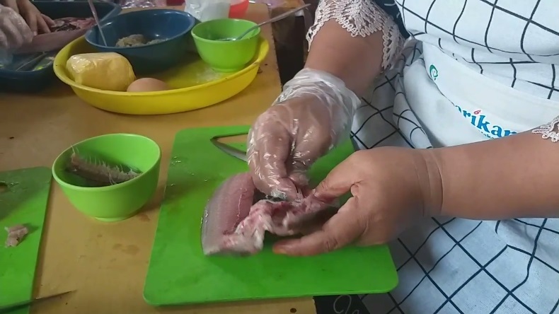 title Emak-emak di Pasuruan Sulap Duri Bandeng Jadi Makanan Layak Konsumsi, Seperti Apa? Emak-emak di Pasuruan Sulap Duri Bandeng Jadi Makanan Layak Konsumsi, Seperti Apa?